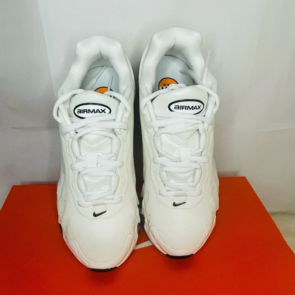 New Nike Air Max DN8 Sail and Black- Fossil Athletic Sneakers Women size 5